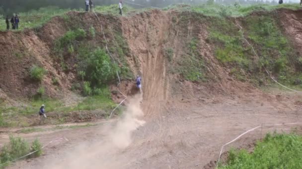 Motorcyclist rides up on steep slope — Stock Video