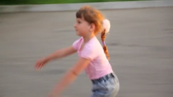 女孩溜冰鞋 — 图库视频影像