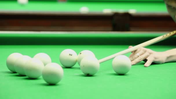 L'homme frappe boule de billard , — Video