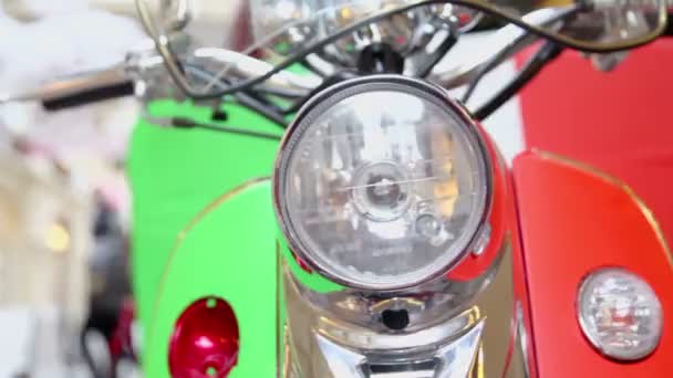 Luz delantera de moto en escaparate — Vídeos de Stock