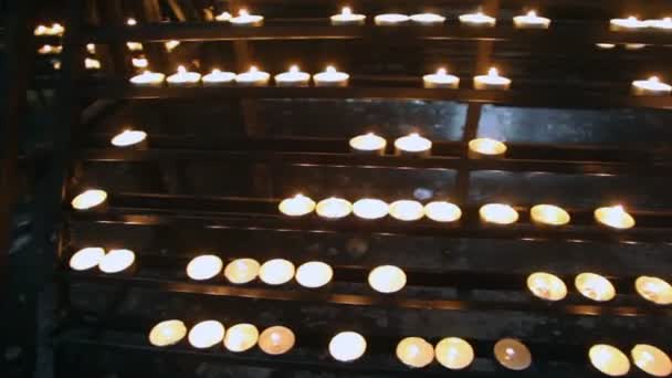 Pequenas velas redondas na igreja — Vídeo de Stock