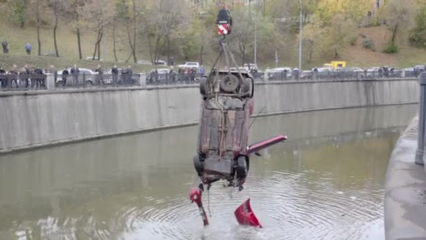 Grue soulève véhicule de l'eau — Video