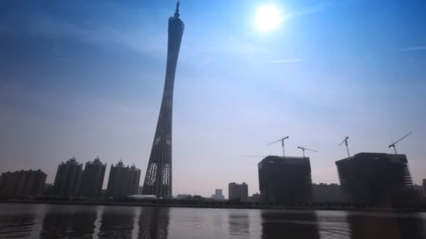 Torre del cantón vista desde el otro lado del río en un día soleado — Vídeos de Stock
