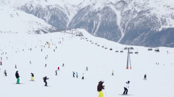 Esquiadores cabalgan en los Alpes — Vídeos de Stock