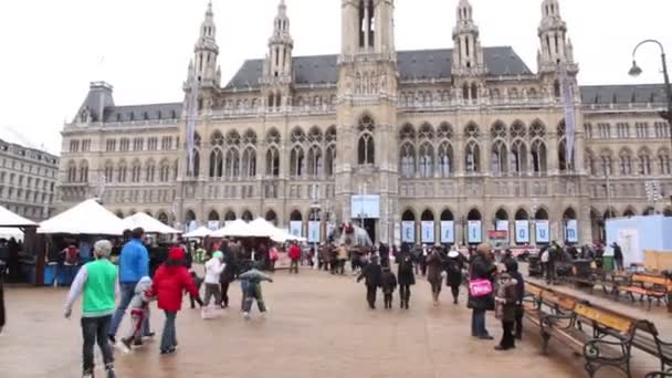 Mensen in de buurt van stadhuis — Stockvideo