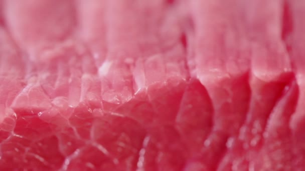 Свежее красное сырое мясо — стоковое видео