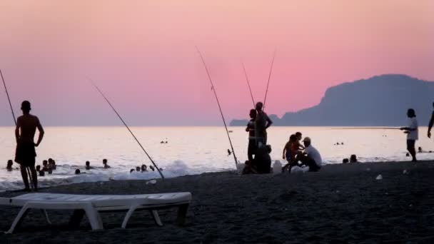 Pêcheurs pêchent en soirée — Video