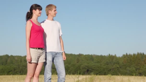 Guy avec fille dans le champ — Video