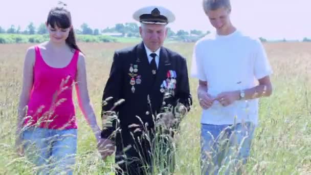 Grand-père en uniforme marin avec jeune couple — Video