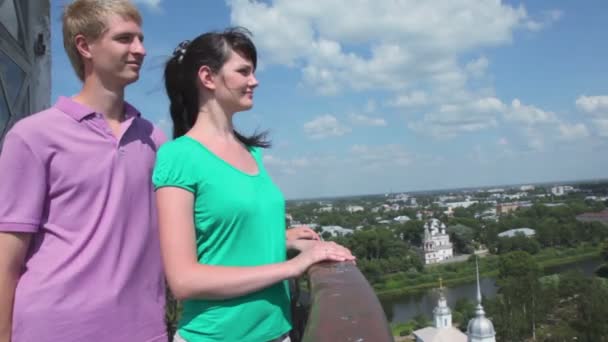 Пара на балконе на башне — стоковое видео
