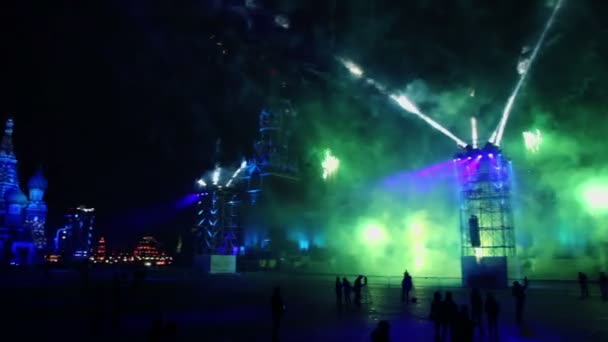 Fuegos artificiales sobre el Kremlin en la Plaza Roja — Vídeos de Stock