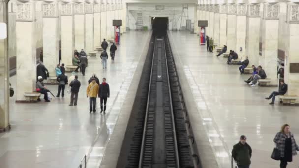 Ludzie chodzą na platformach stacja metra — Wideo stockowe