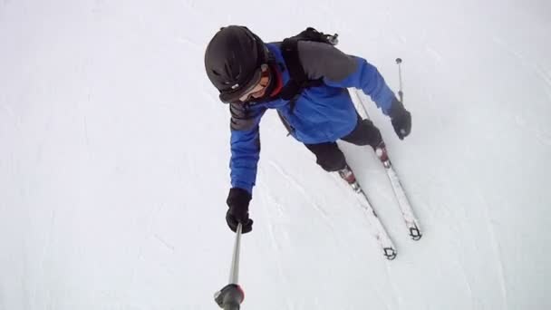 Skier goes down on mountain slope — Stock Video