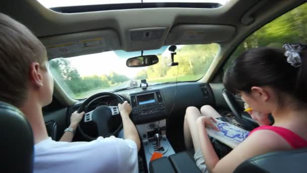 Guy with girl in car — Stock Video