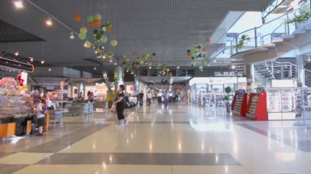 Los clientes caminan alrededor del centro comercial — Vídeo de stock