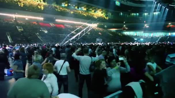 Salle avec ventilateurs en concert — Video