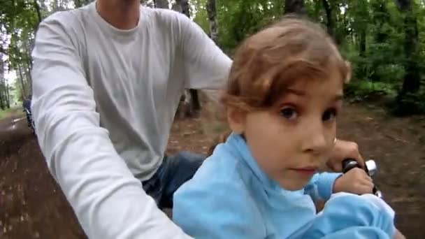 Father with daughter on bicycle in forest — Stock Video