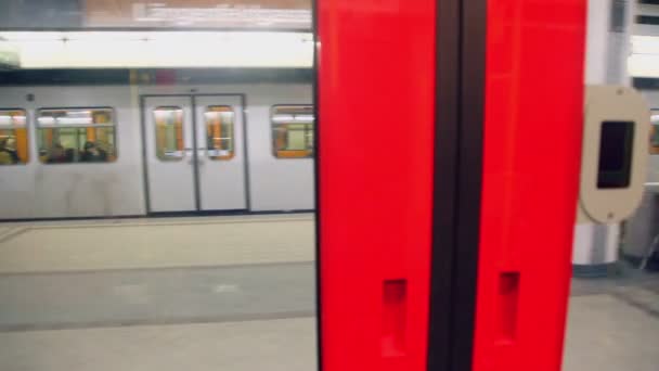 Suburban paseo en tren cerca de la plataforma — Vídeos de Stock