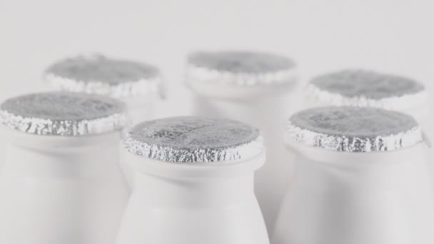 Botella de yogur de plástico blanco — Vídeos de Stock