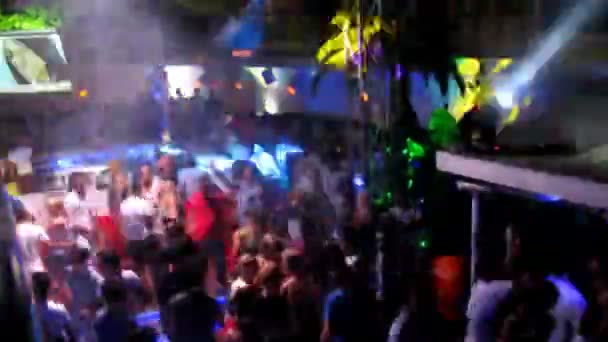 Jóvenes bailan en discoteca — Vídeo de stock
