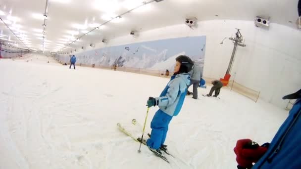 Jongen omlaag op ski 's — Stockvideo