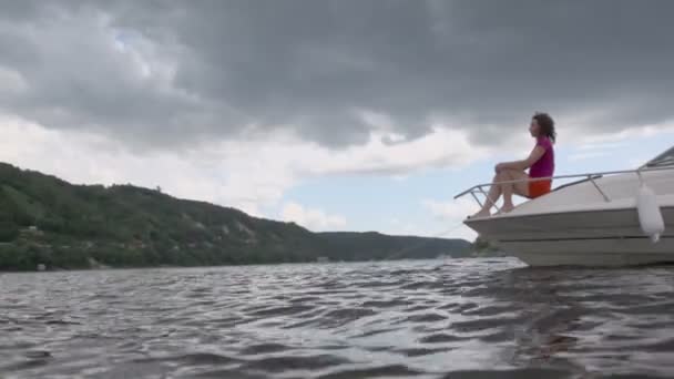 女人坐在小船船头 — 图库视频影像