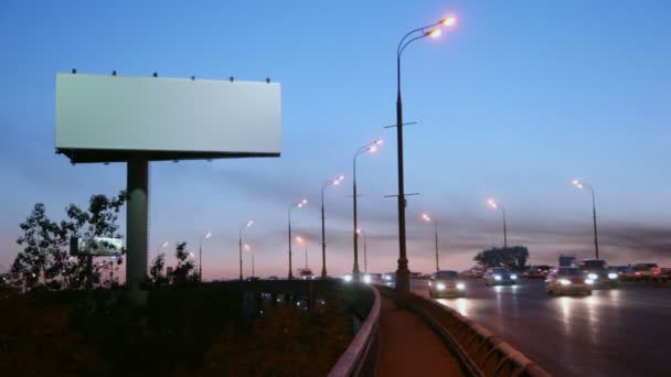 Lege reclame pijler op snelweg — Stockvideo