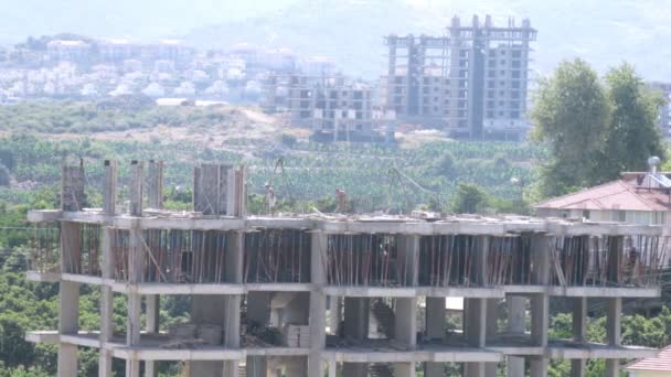 Travailleurs érigent cadre de la maison — Video