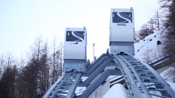 Duas cabanas de funicular descem — Vídeo de Stock