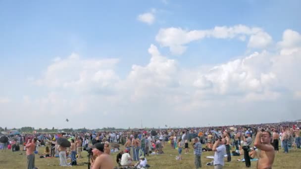 Publiek foto's parade van vliegtuigen op lucht weergeven — Stockvideo