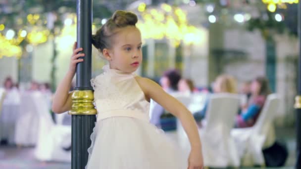 Маленька модель показує білу сукню — стокове відео