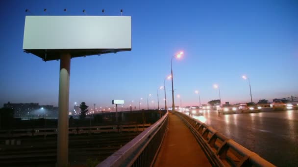 Cartelera publicitaria vacía en la carretera — Vídeos de Stock