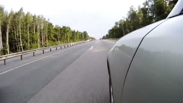 Автомобили быстро едут по скоростному шоссе — стоковое видео