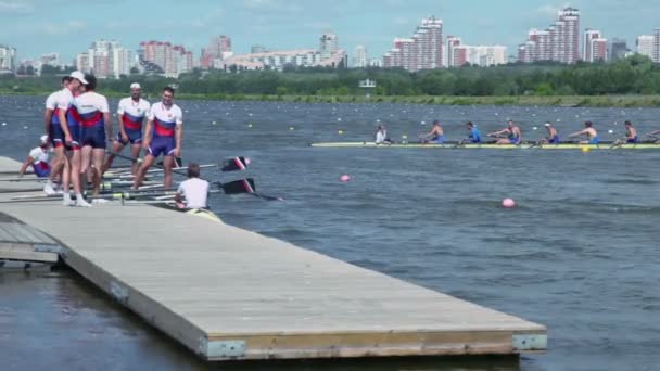 Miembros del equipo de remo masculino ruso — Vídeo de stock