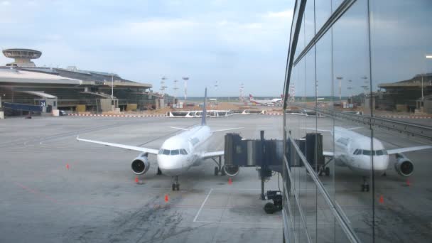 Avião fica no aeroporto — Vídeo de Stock