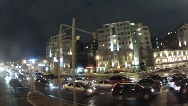 Τουριστικό λεωφορείο στους δρόμους της Μόσχας — Αρχείο Βίντεο