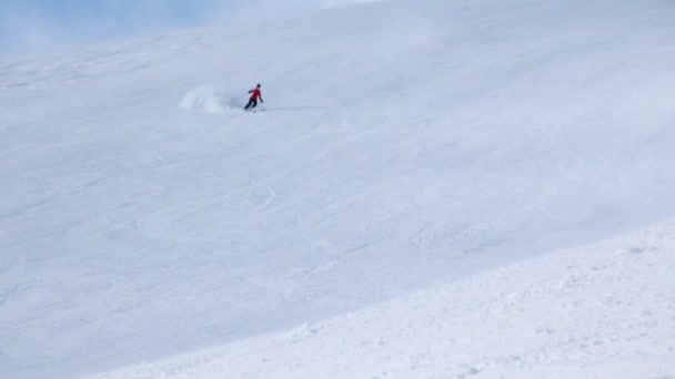 Sciatore va sul pendio della montagna — Video Stock