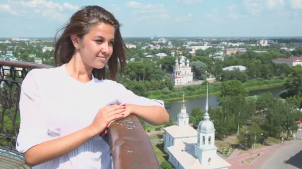 Schönes Mädchen lehnt sich an Geländer — Stockvideo