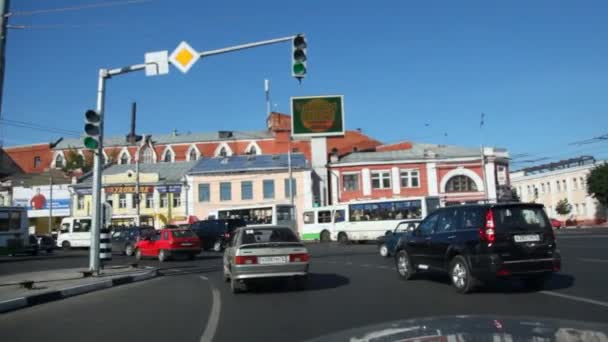 Cars on road in Yaroslavl — Stock Video