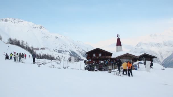 Lidé jezdí lyže a snowboardy — Stock video