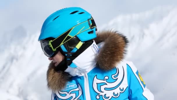 Vrouw skiër staat op de top van de heuvel — Stockvideo