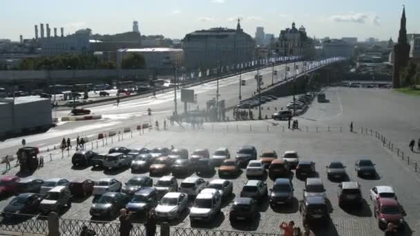 Coches cercanos a Big Moskvoretsky Bridge — Vídeos de Stock