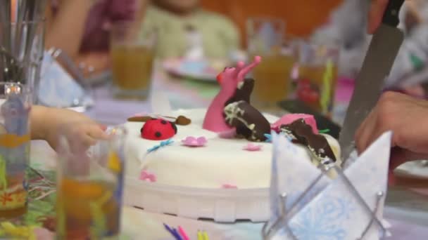 Man's hand cuts cake — Stock Video