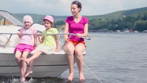 Kadın teknede iki kızla — Stok video