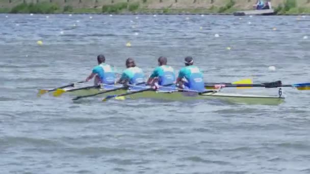 Equipo masculino fila en kayak — Vídeos de Stock