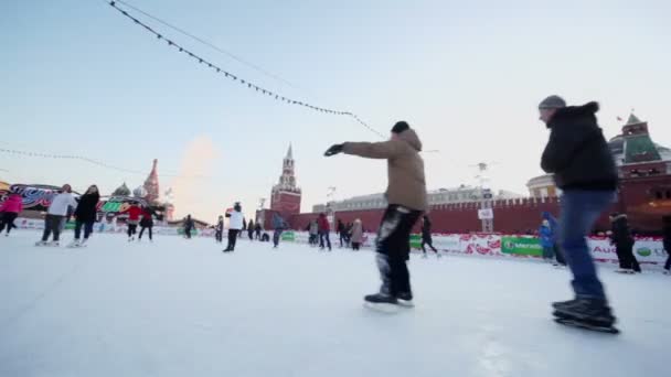 La gente monta en patines — Vídeos de Stock