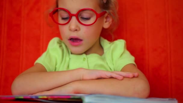 Pequeña niña lee libro — Vídeo de stock