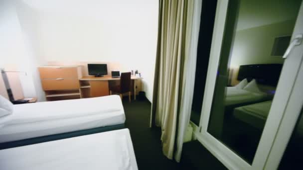 Hotelzimmer mit Betten und Computer — Stockvideo