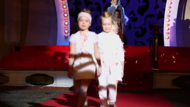 Desfile de moda infantil — Vídeos de Stock