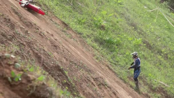 Motociclista sobe na colina — Vídeo de Stock